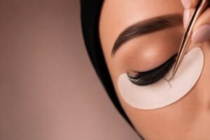 Aplicación profesional de extensiones de pestañas en Face Beauty Lima